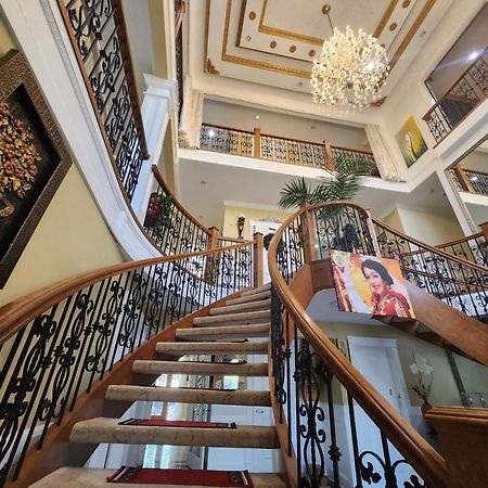 Empress Madani Palace Hotel Суррей Екстер'єр фото